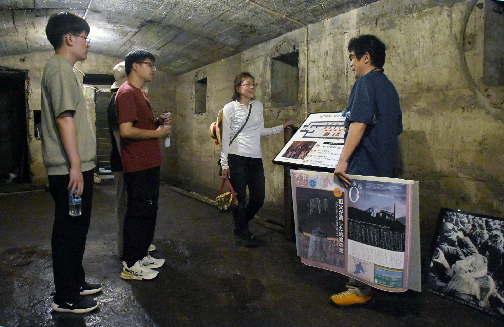 海軍航空隊串良基地跡の地下壕を見学する留学生ら＝鹿屋市串良町有里
