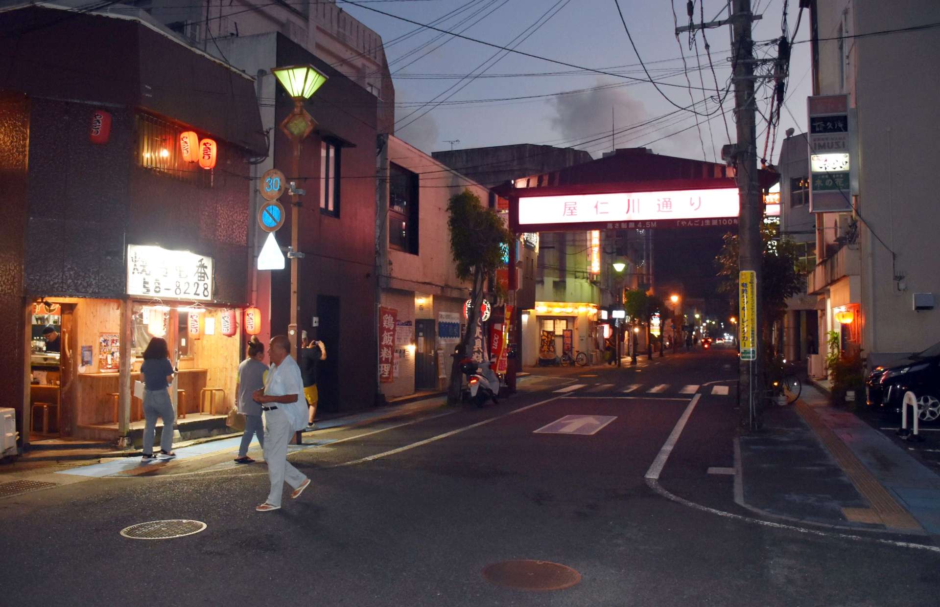 奄美市の繁華街「屋仁川通り」＝５日