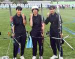 アーチェリー女子団体の鹿工（左から米原、宮田、浜田）＝岩国市愛宕スポーツコンプレックス陸上競技場