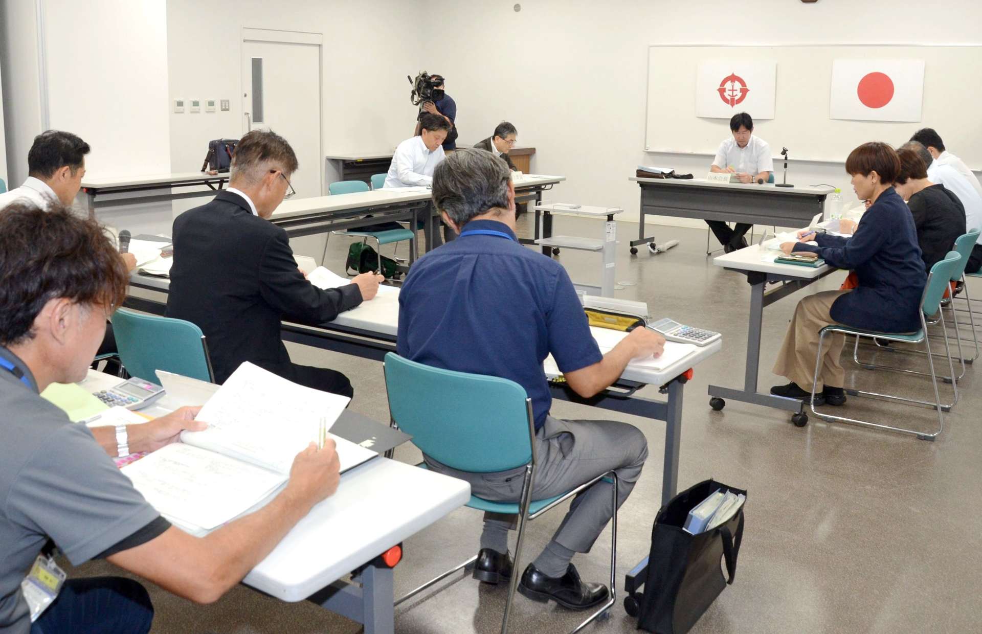 ２０２４年度決算見込みなどが報告された船舶事業経営審議会＝８日、鹿児島市桜島横山町