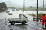 〈道路が冠水〉車両が立ち往生し、通行止めになった県道＝８日午前６時４０分、姶良市増田