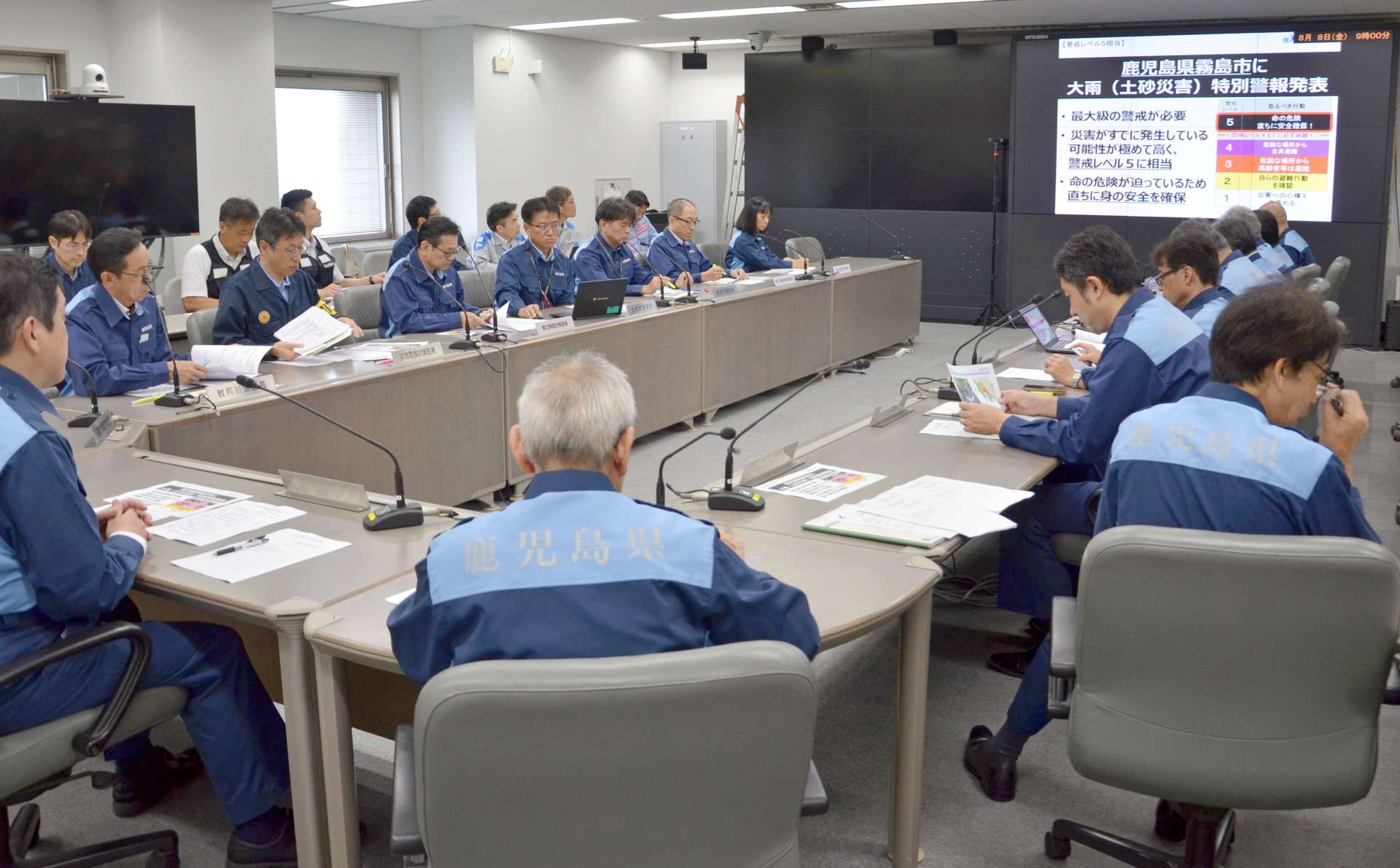 大雨特別警報に伴う被害状況を確認する県の災害対策本部会議＝８日、県庁