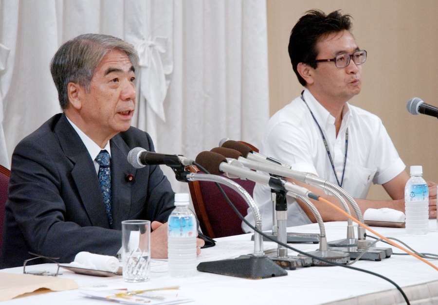会見でドミニカ移民問題の経過など報告する超党派議員懇談会会長の尾辻秀久さんと（左）と事務局長の川内博史衆院議員＝２００６年１１月１４日、鹿児島市