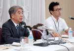 会見でドミニカ移民問題の経過など報告する超党派議員懇談会会長の尾辻秀久さんと（左）と事務局長の川内博史衆院議員＝２００６年１１月１４日、鹿児島市