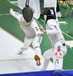 女子個人フルーレ決勝、突きでポイントを奪い優勝を決める桐木平乃愛（鹿南、左）＝安来市民体育館