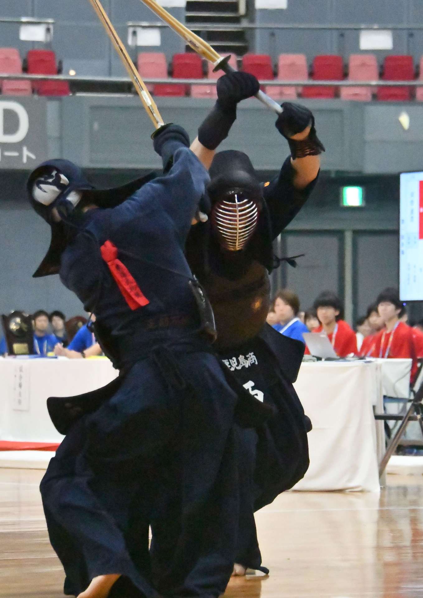 男子個人準々決勝でメンを奪う西寿弘（鹿商）＝広島県立総合体育館