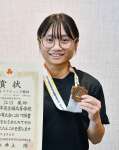 ４５キロ級スナッチ３位、トータル５位に入賞した江口美砂（川薩清修館）＝米子市