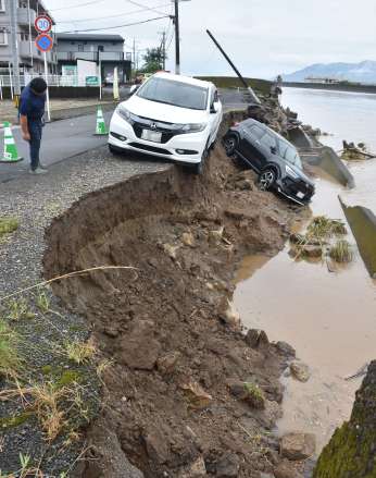 川沿いの道路が崩落し川に転落した車両＝８日午前８時５０分、姶良市加治木町港町の網掛川（画像は一部加工しています）