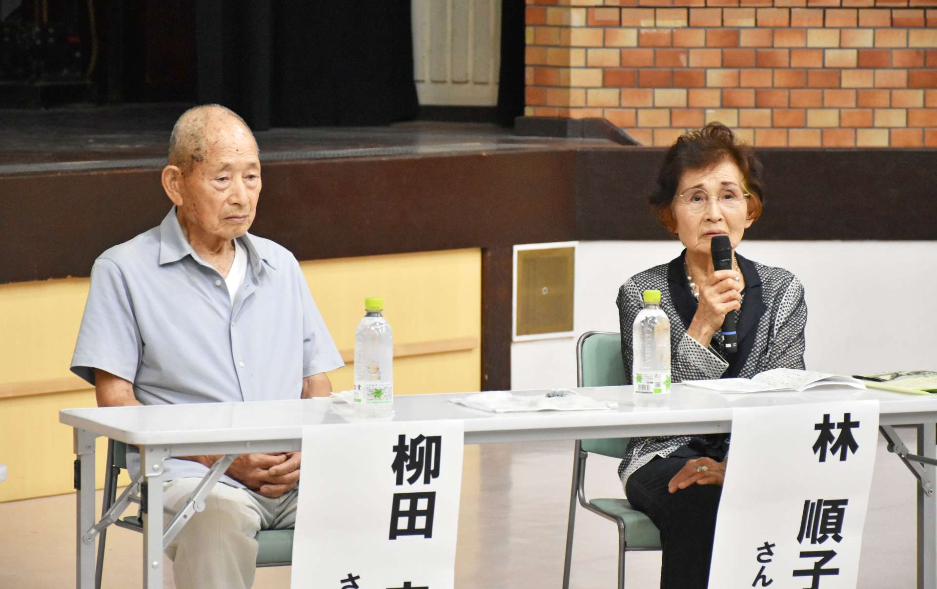 戦争体験を話す林順子さん（右）と柳田忠さん＝垂水市旭町の市民館