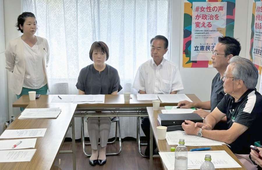 立憲民主党鹿児島県連の会合で謝辞を述べる尾辻朋実氏（左）＝９日、鹿児島市真砂町