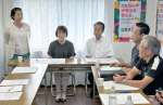 立憲民主党鹿児島県連の会合で謝辞を述べる尾辻朋実氏（左）＝９日、鹿児島市真砂町
