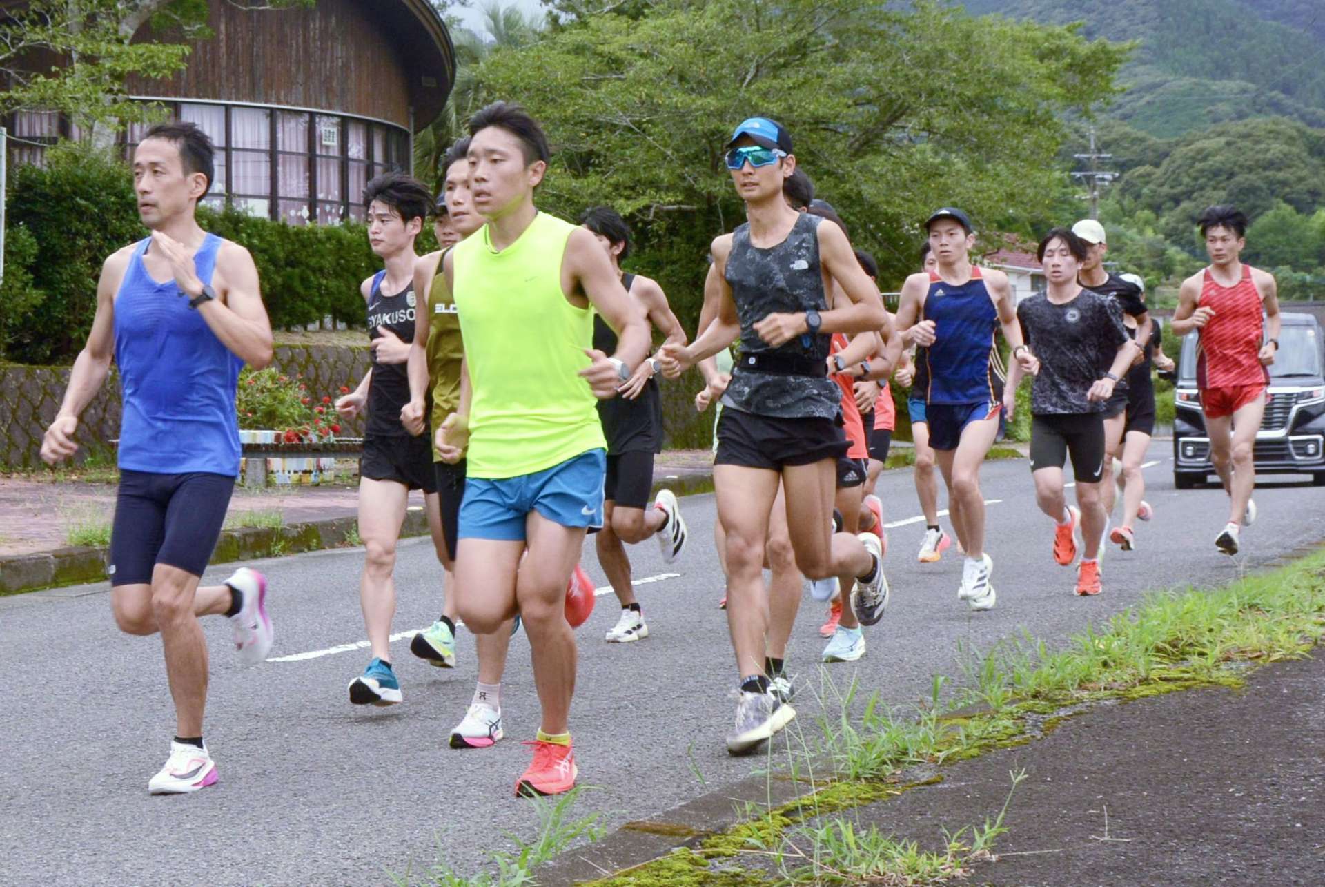 ロード走で持久力強化を図る川薩チームの選手ら＝９日、さつま町紫尾
