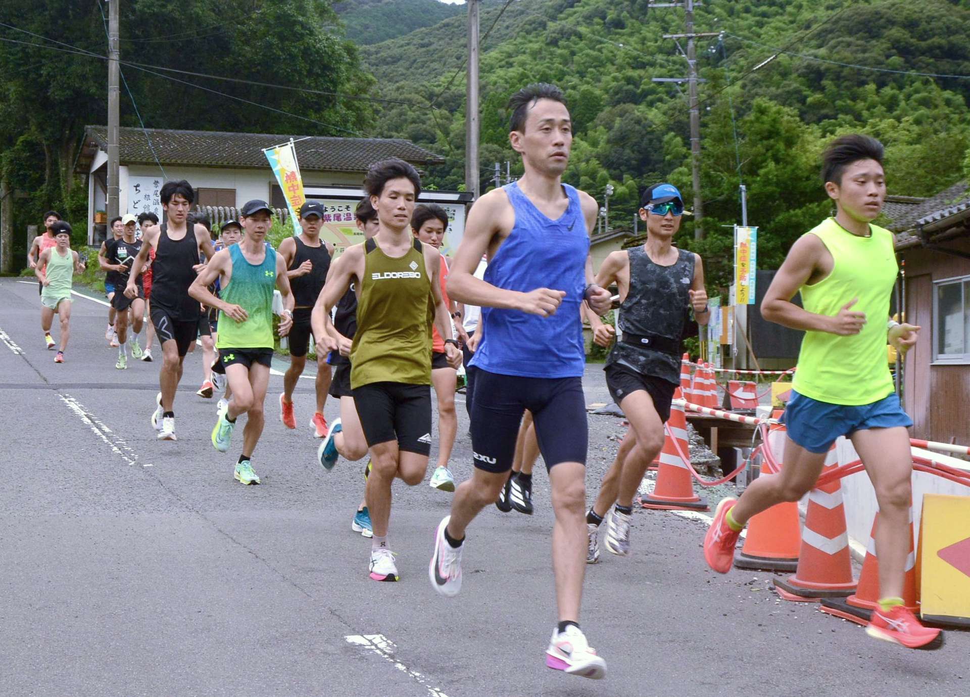 なし（ロード走で持久力強化を図る川薩チームの選手ら＝９日、さつま町紫尾）