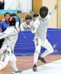 男子団体決勝、鹿南の白男川（右）が巧みな剣さばきで攻める＝安来市民体育館