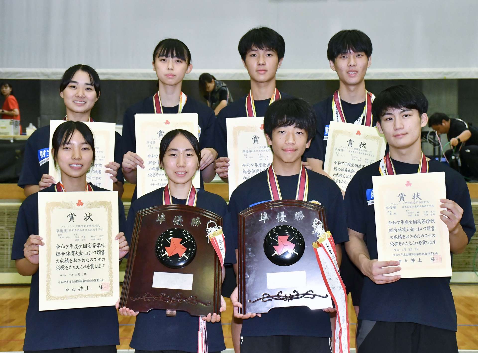 団体戦で男女準優勝を果たした鹿児島南＝安来市民体育館