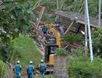 重機を使い捜索が続く家屋倒壊現場＝９日午後６時４３分、姶良市蒲生町白男