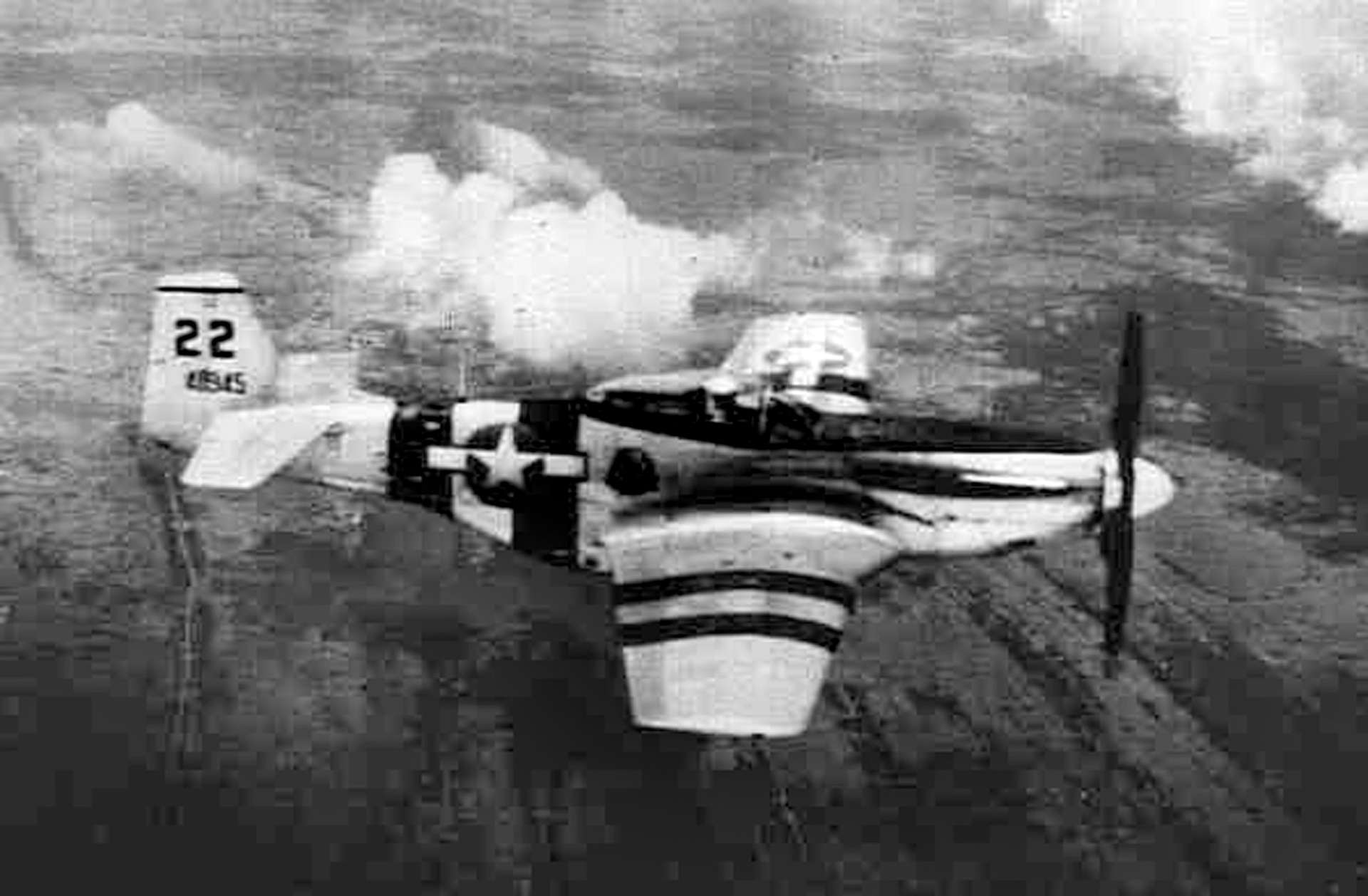 西小林国民学校児童らの勤労奉仕隊を襲撃した米陸軍のＦ６写真偵察機。機体横に写真撮影用の専用カメラが搭載されていた（織田祐輔さん提供）