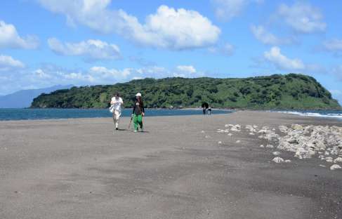 大潮と中潮の干潮時に期間限定で出現する砂州＝指宿市の知林ケ島