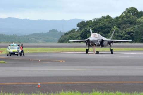 〈別カット〉鹿児島空港に緊急着陸したイギリス軍のＦ３５Ｂステルス戦闘機＝１０日午後３時、霧島市の同空港