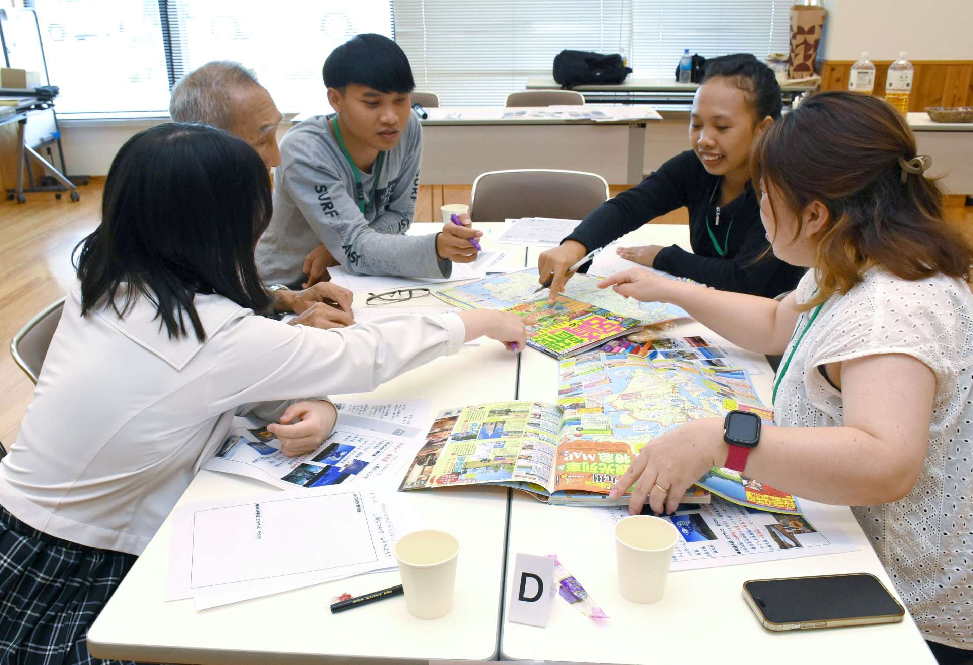県外の行きたい観光地への交通手段などを話し合う参加者＝出水市役所