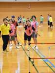 ニュースポーツで交流する子どもら＝薩摩川内市のサンアリーナせんだい