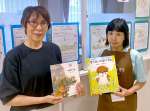 椋鳩十の本を手にする絵本専門士の久津輪美貴さん（左）と森ゆかりさん＝鹿児島市の「かもいけみらいの森」