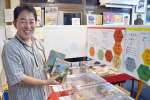 実家で発見した少年雑誌を手にする浜元親志さん【預Ｓ注意】。椋鳩十の文章が載る雑誌を展示した【預Ｅ注意】＝鹿児島市唐湊２丁目のみつばちの学校