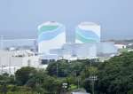 福島原発事故後、再稼働して１０年となった九州電力川内原発の１号機（左）と２号機＝７日、薩摩川内市