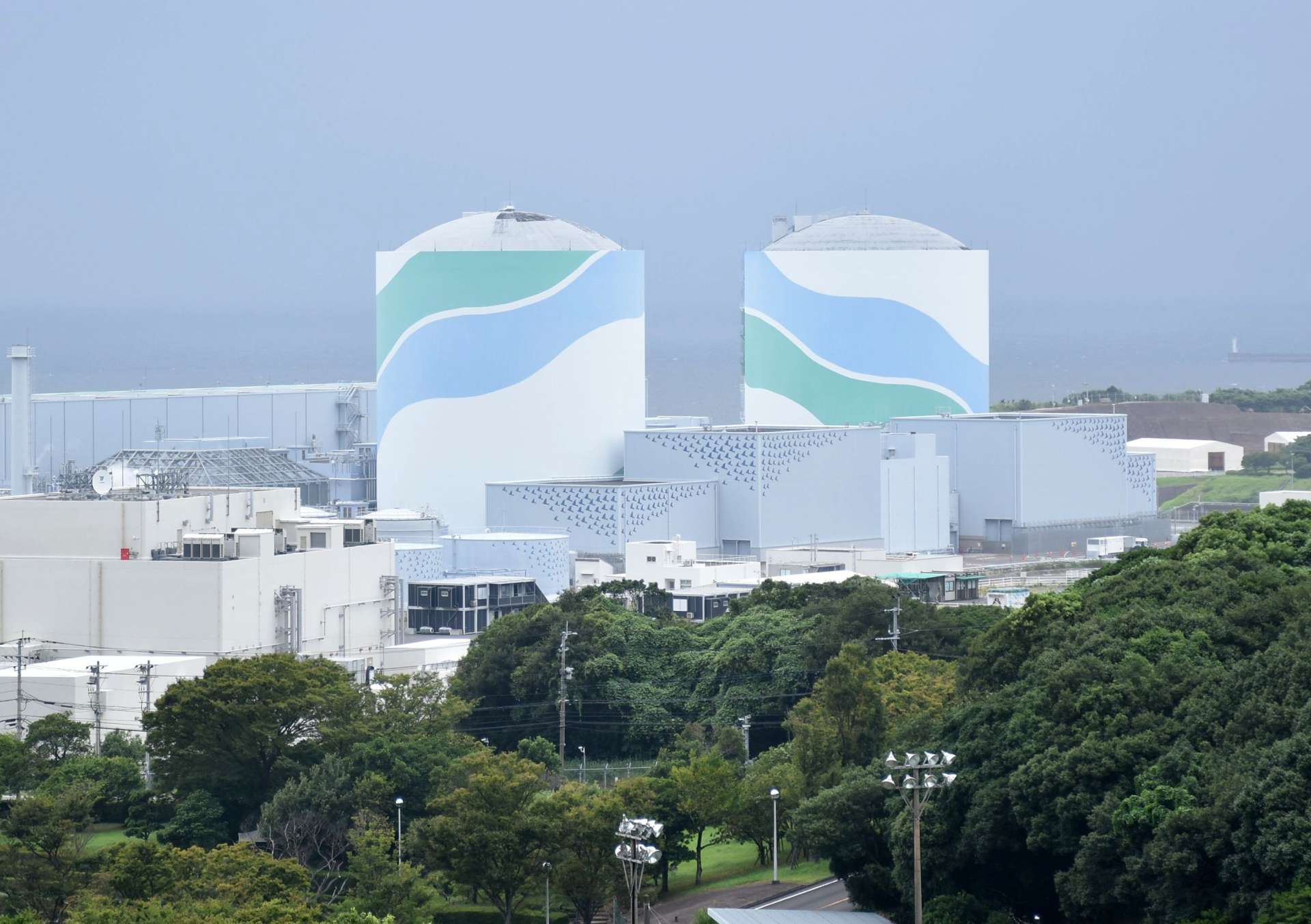 福島原発事故後、再稼働して１０年となった九州電力川内原発の１号機（左）と２号機＝７日、薩摩川内市