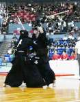 男子個人準決勝、メンを打ち込む西（鹿商）＝広島県立総合体育館