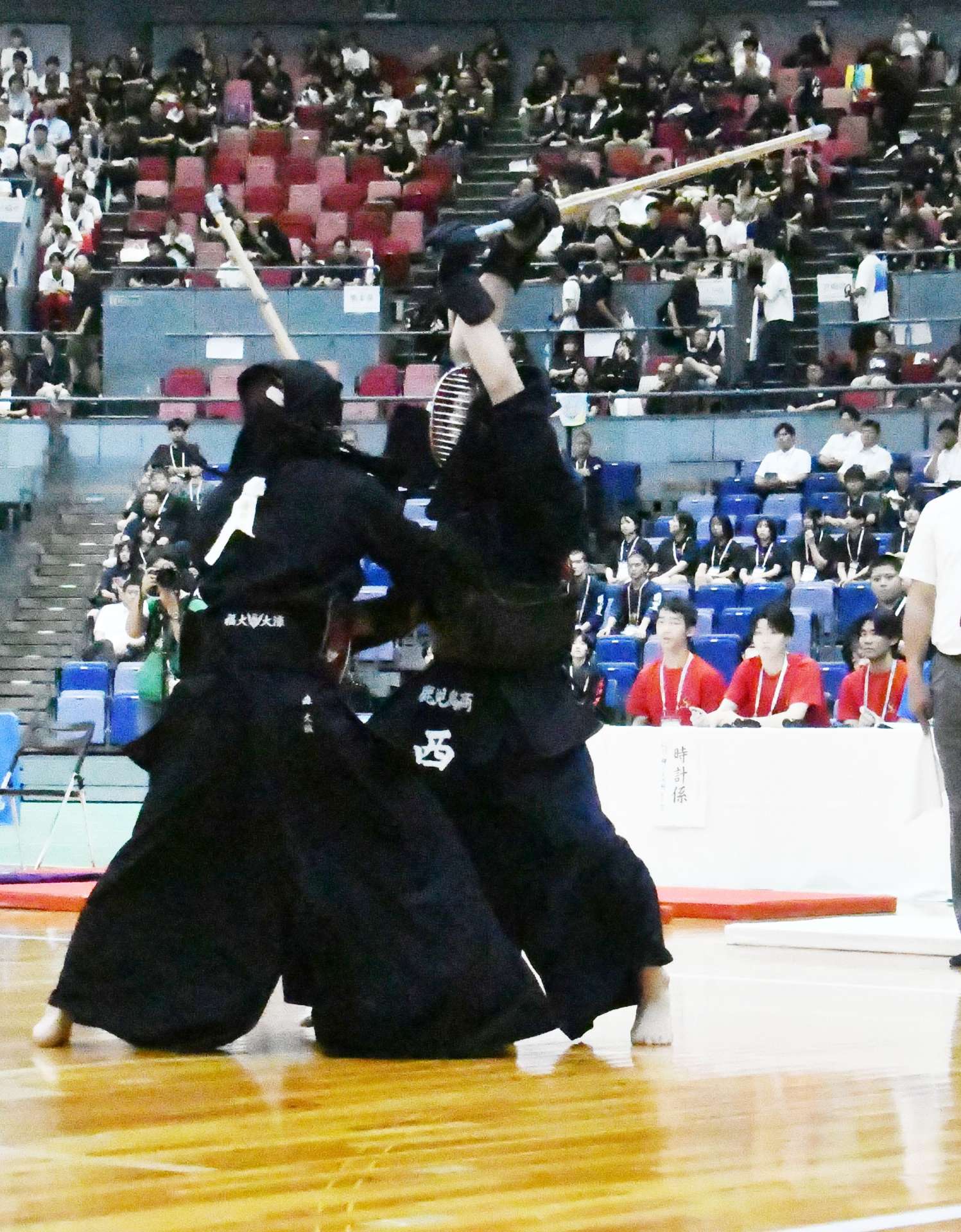 男子個人準決勝、メンを打ち込む西（鹿商）＝広島県立総合体育館