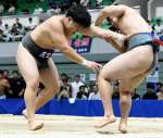 １００キロ級準々決勝、相手を押し出す益山虎大（鹿実、左）＝鳥取県民体育館