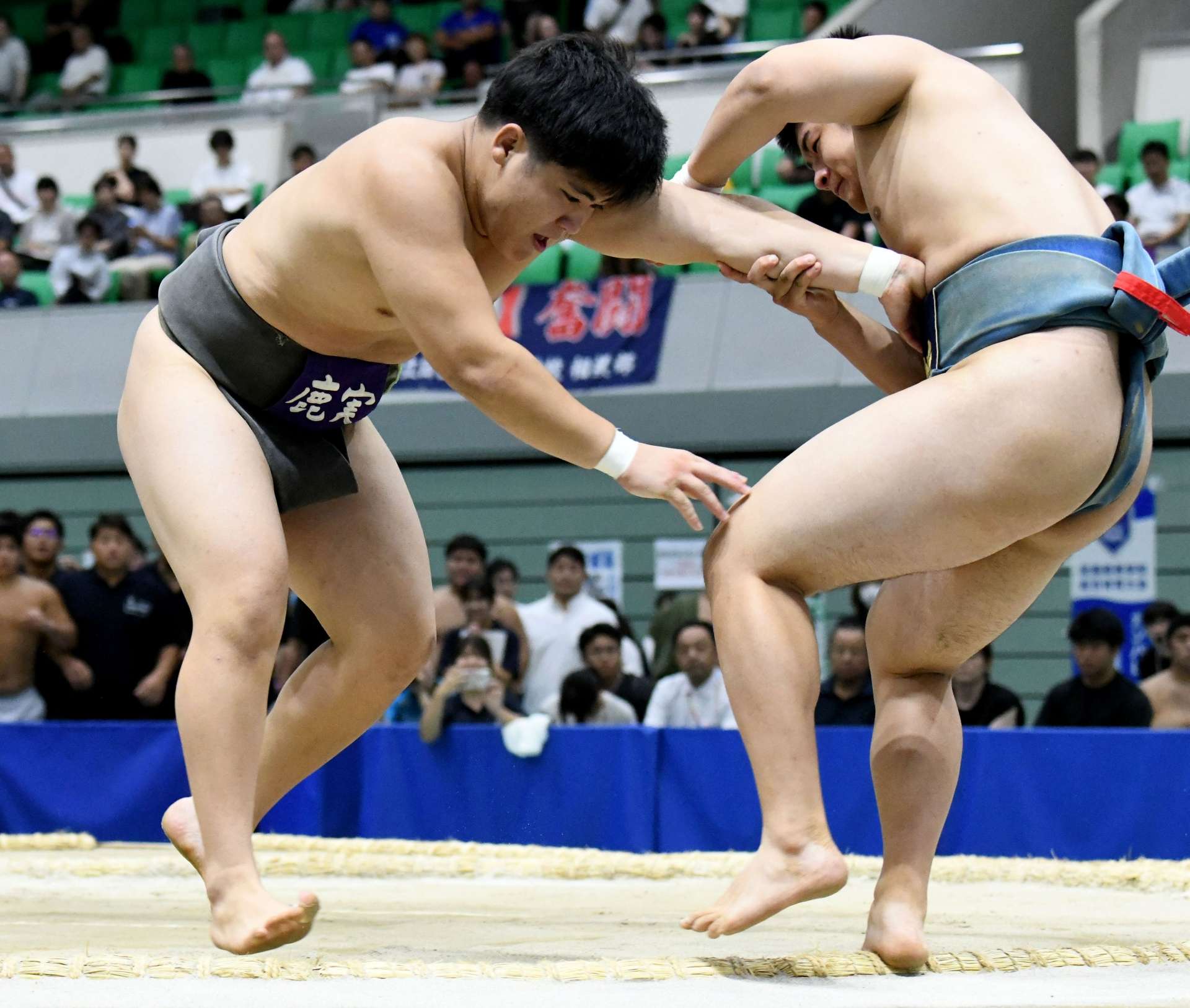 １００キロ級準々決勝、相手を押し出す益山虎大（鹿実、左）＝鳥取県民体育館