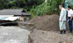 〈地元の選挙区が被災〉住宅が水没した現場を視察する自民党・森山裕幹事長＝１０日午後１時５分ごろ、霧島市福山町福山