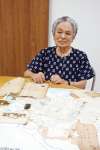幼い弟と妹を失った大陸での生活を振り返り、涙をこらえる東八重子さん＝７月、霧島市隼人