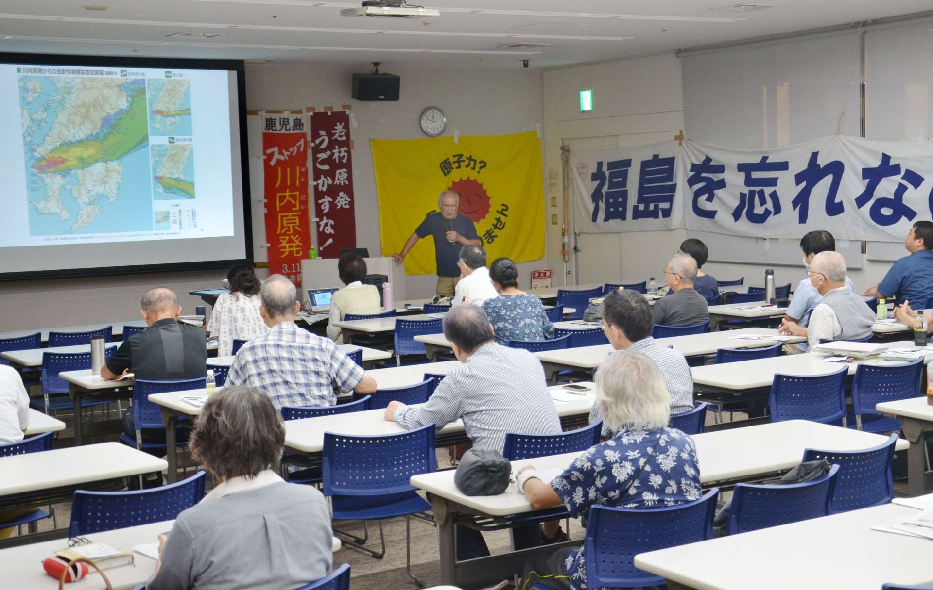 原発の運転延長や新増設計画について考える市民ら＝１１日、鹿児島市のカクイックス交流センター