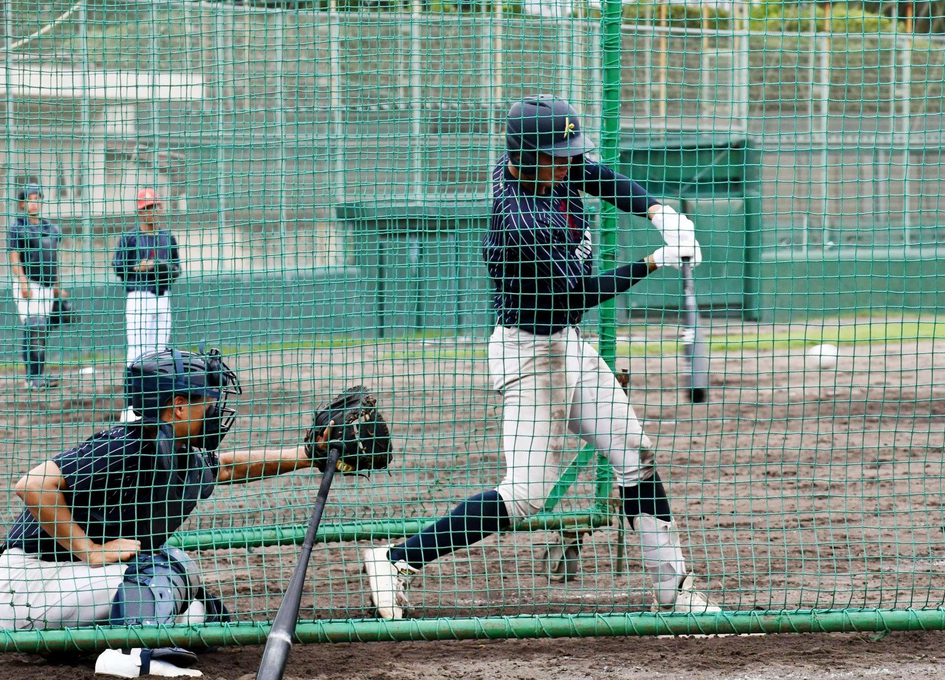 実戦形式の練習で汗を流す神村ナイン＝兵庫県尼崎市のベイコム野球場