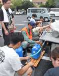 〈関連〉給水を受ける住民ら＝９日午前１１時半ごろ、霧島市国分中央３丁目