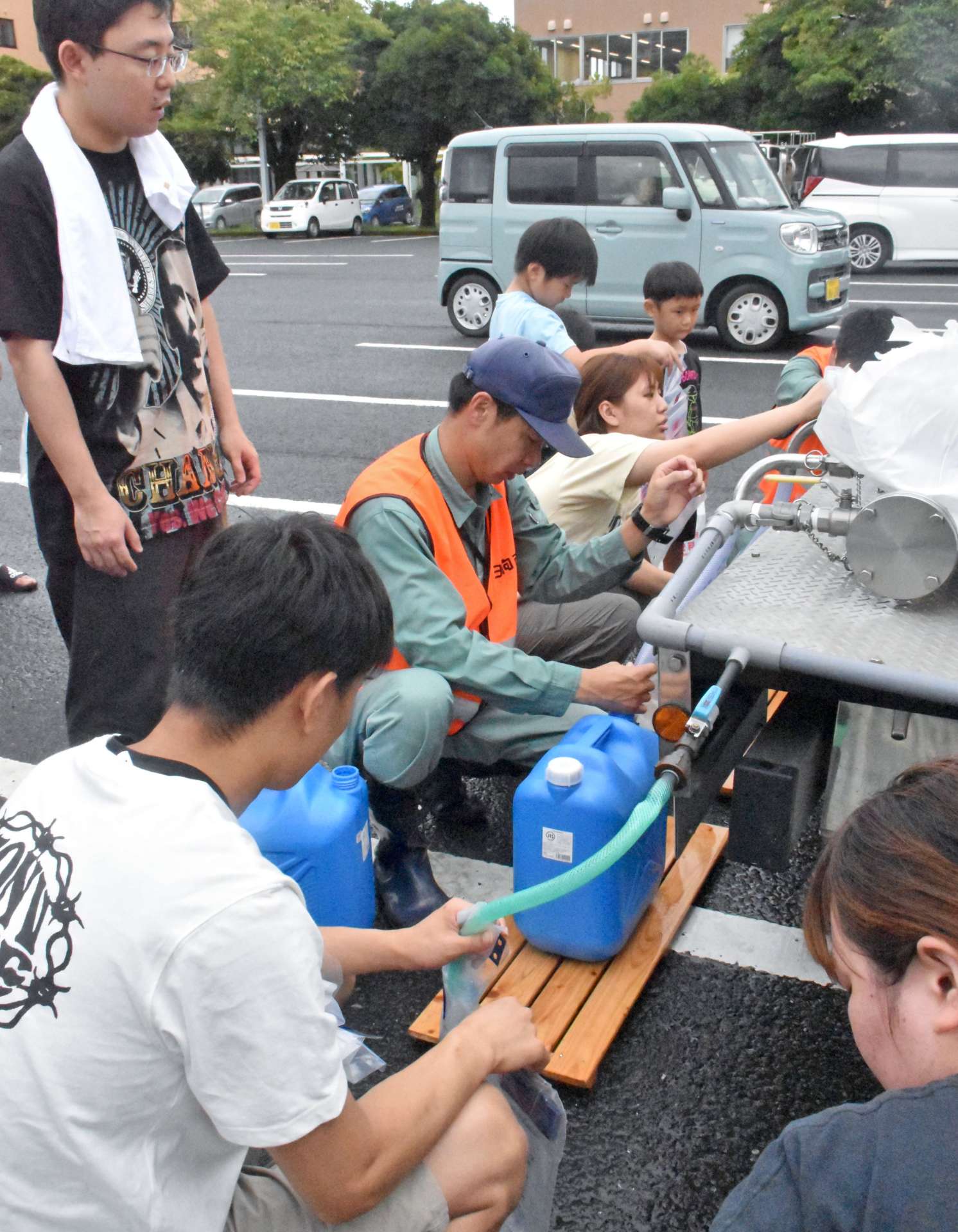 〈関連〉給水を受ける住民ら＝９日午前１１時半ごろ、霧島市国分中央３丁目