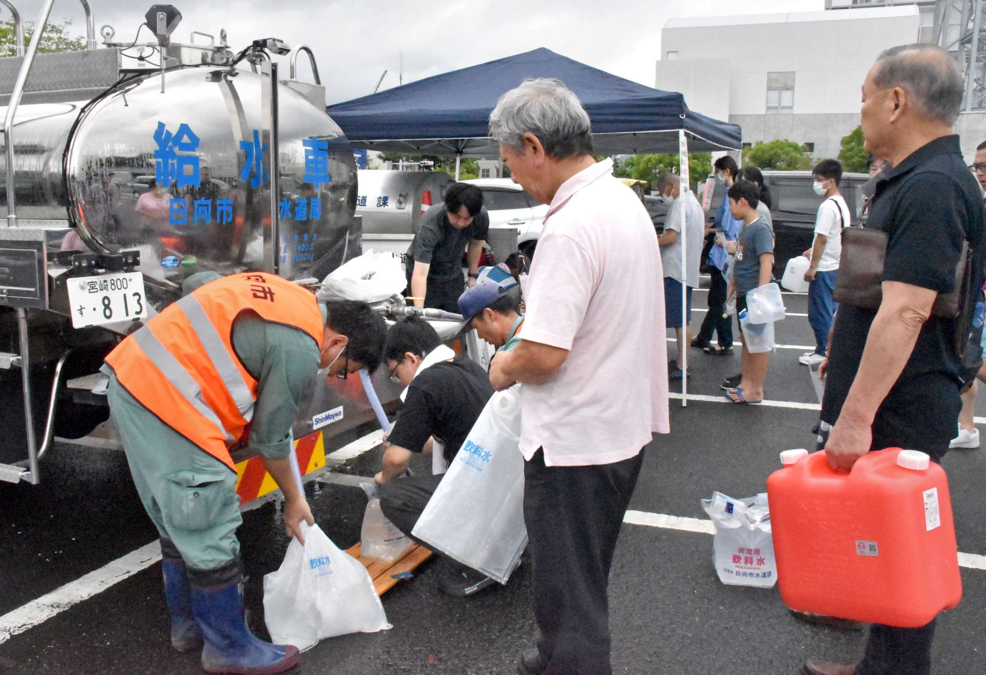 〈資料写真〉給水を受ける住民ら＝９日午前１１時４０分ごろ、霧島市国分中央３丁目