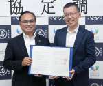 志布志市と立地協定を結んだ桜島の山元猛志社長（右）と下平晴行市長＝１２日、同市役所