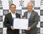 志布志市と立地協定を結んだマルエーフェリーの有村和晃社長（右）と下平晴行市長＝１２日、同市役所