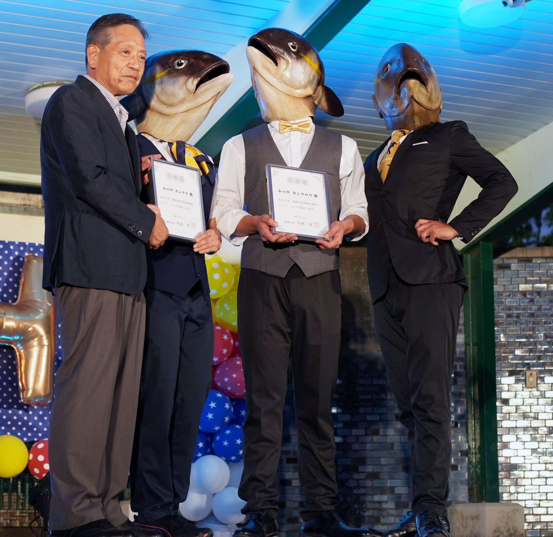 かのやカンパチロウの部下に就任したカンナナ（左から２人目）とカンクロウ（同３人目）＝鹿屋市向江町の鹿屋中央公園