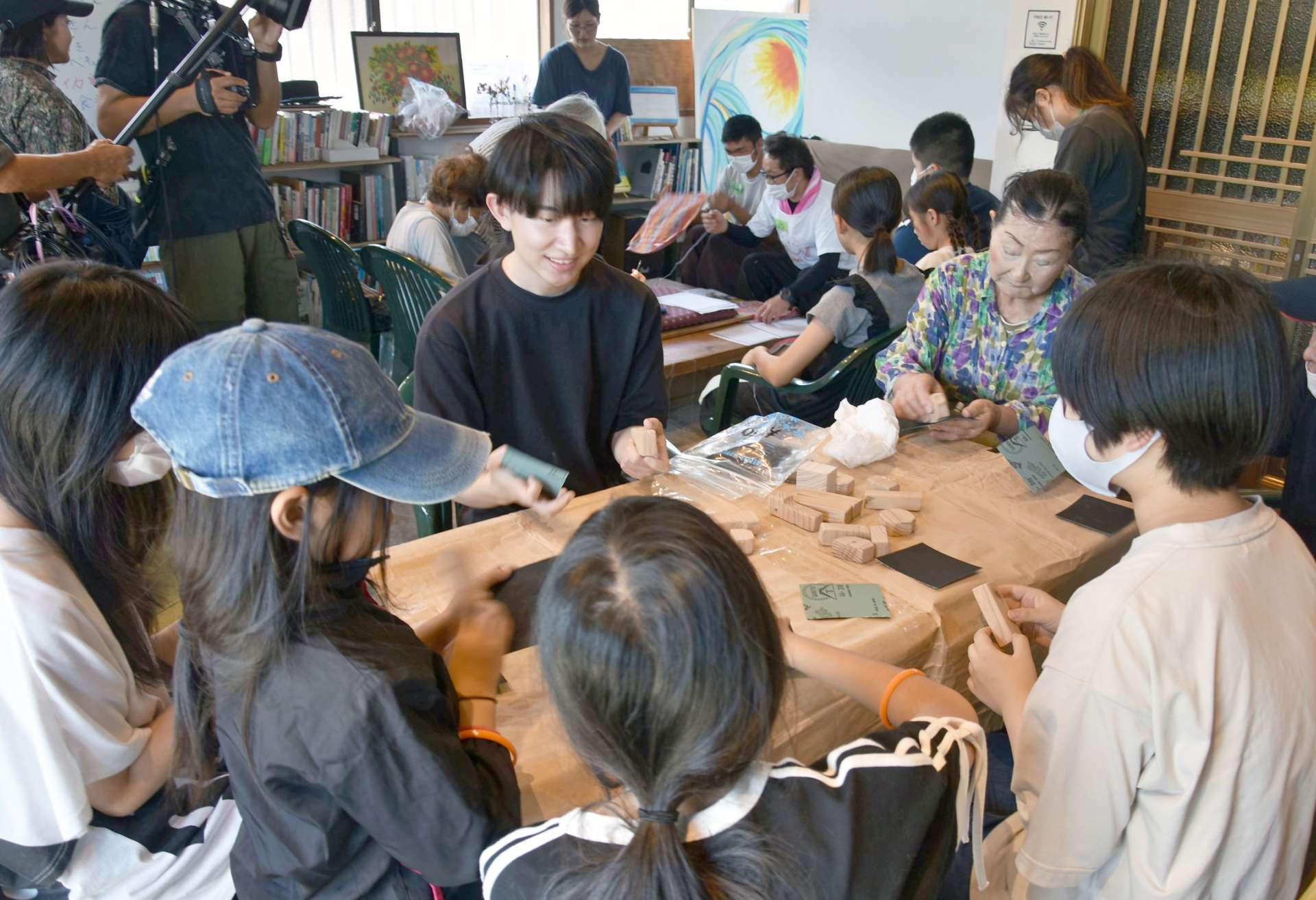 積み木作りを楽しむ子どもたち＝錦江町城元のゲストハウスよろっで