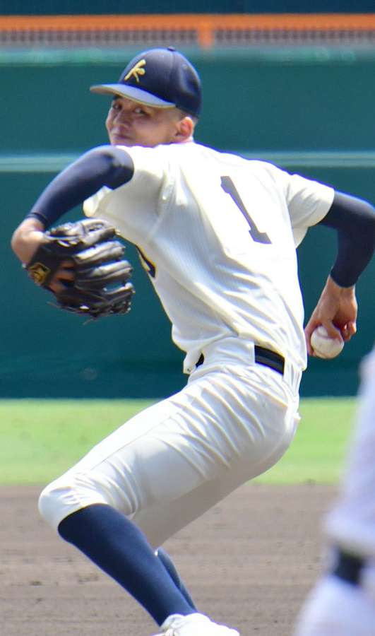 粘りの投球を見せる神村の先発・早瀬＝甲子園