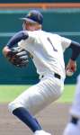 粘りの投球を見せる神村の先発・早瀬＝甲子園