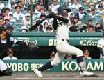 ９回裏神村２死、代打の今井が右前打を放つ＝甲子園