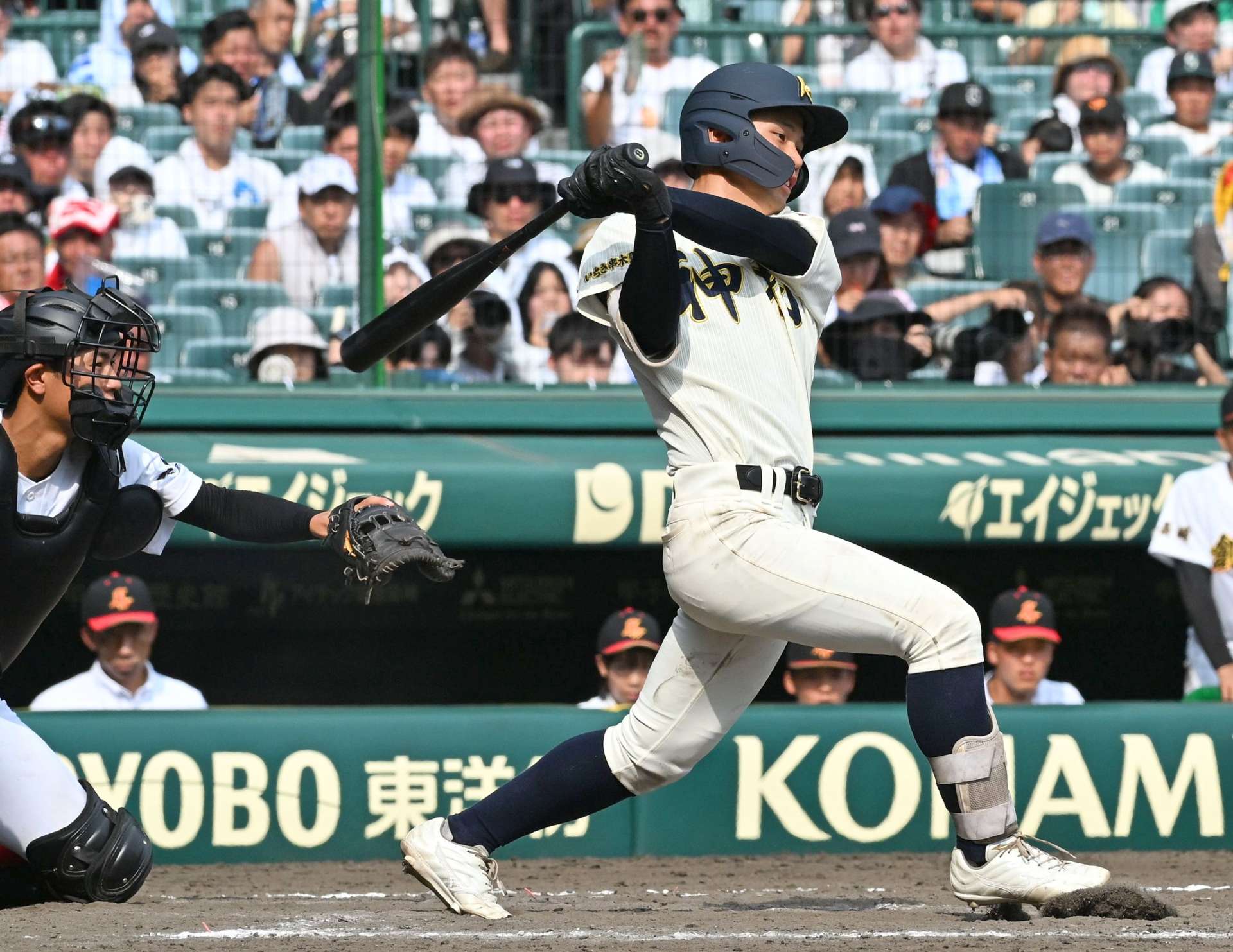 ９回裏神村２死、代打の今井が右前打を放つ＝甲子園
