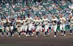 あいさつを終え引き揚げる神村ナイン＝１３日、兵庫県西宮市の甲子園球場
