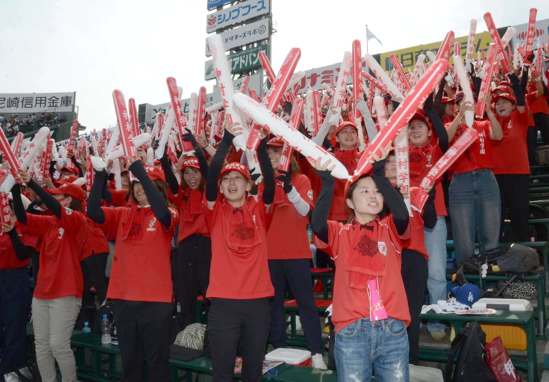 ７回裏、神村学園の初ヒットに沸き立つ一塁側アルプススタンド＝１３日午後３時ごろ、兵庫県西宮市の甲子園球場